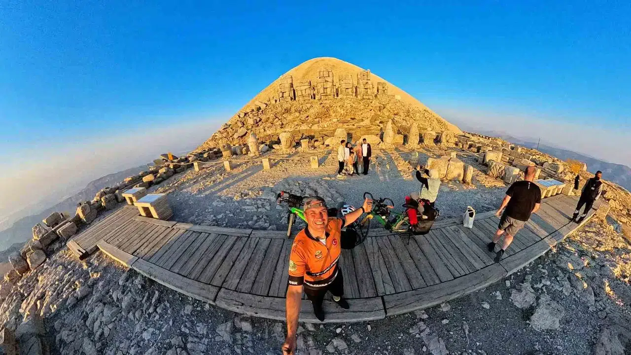 İki Öğretmen Bisikletle 5 Günde 450 Kilometre Yol Yaptı: Nemrut ve Göbeklitepe’ye Bisiklet ile Ulaştı