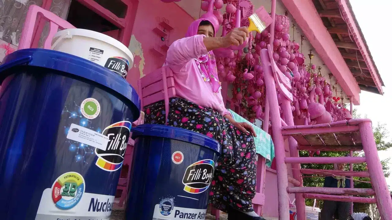 Isparta’nın ’Barbie’si  Sakine Teyzeye Filli Boyadan Takviye