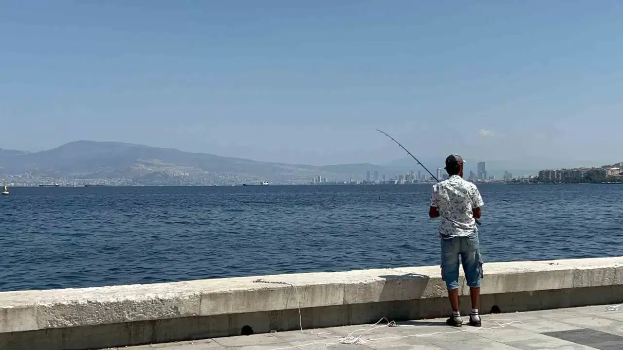 İzmir Körfez’deki Felakete Karşın Balık Tutmaya Devam Ediyorlar