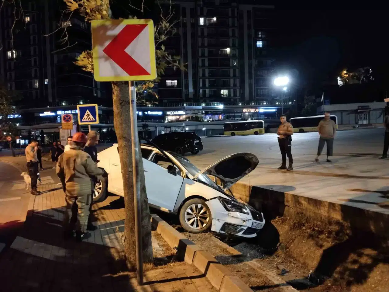 Kartal’da Drift Atan Alkollü Şoför Kaza Yaptı