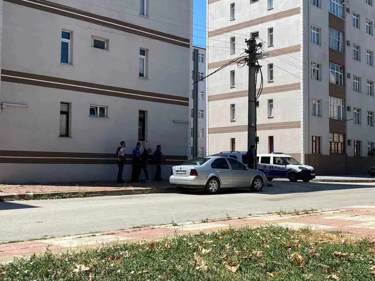Kastamonu’da Hareketli Saatler, Silahlı Saldırgan Dehşet Saçtı: 2 Polisi Yaraladı, Ailesini Rehin Aldı