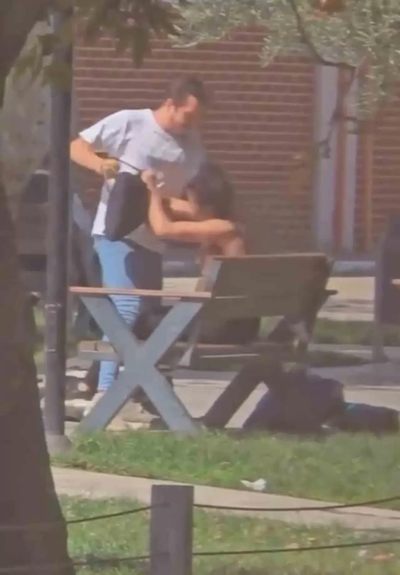 Kız Arkadaşı Herkesin Gözü Önünde Bu türlü Darp Etti, Akabinde Kaçtı