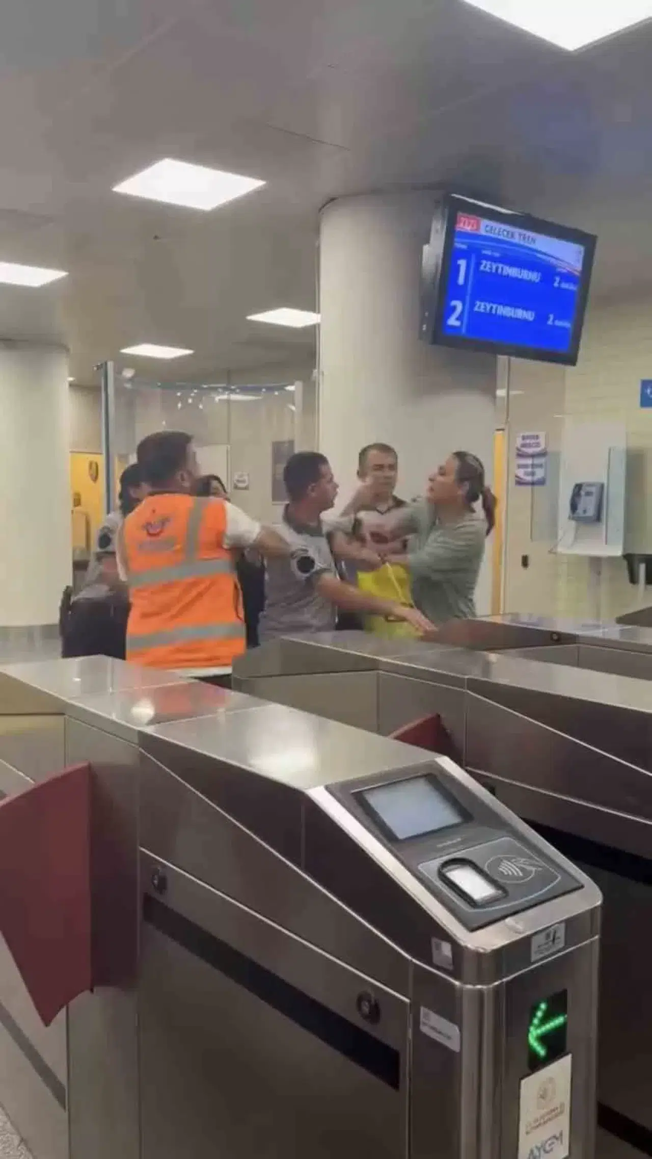 Marmaray’da Bayan Yolcu ile Güvenlik Vazifeleri Ortasındaki Hengame Kamerada