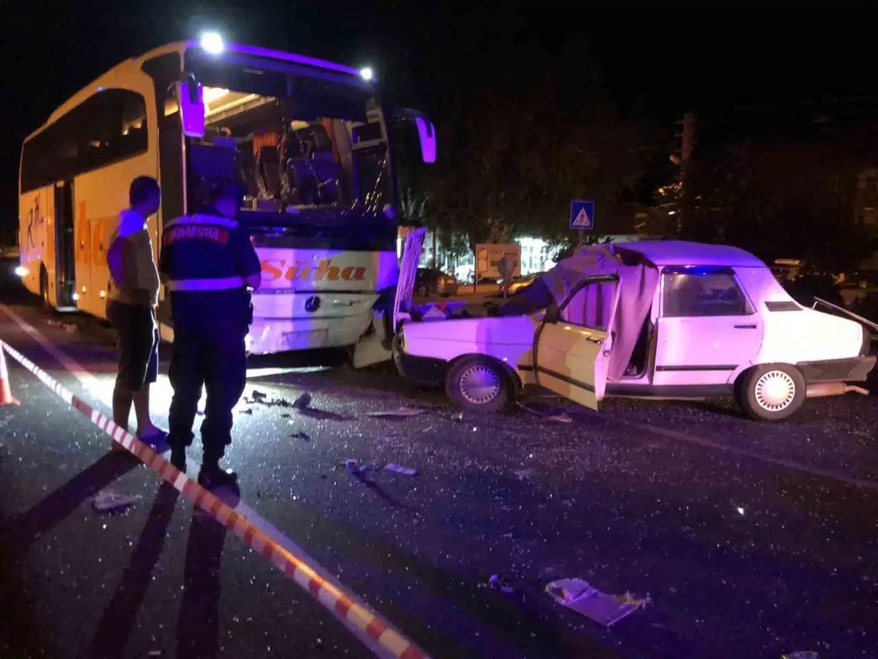 Moladan Çıkan Otobüs Karşı Şeride Geçip Arabaya Çarptı: 1 Meyyit