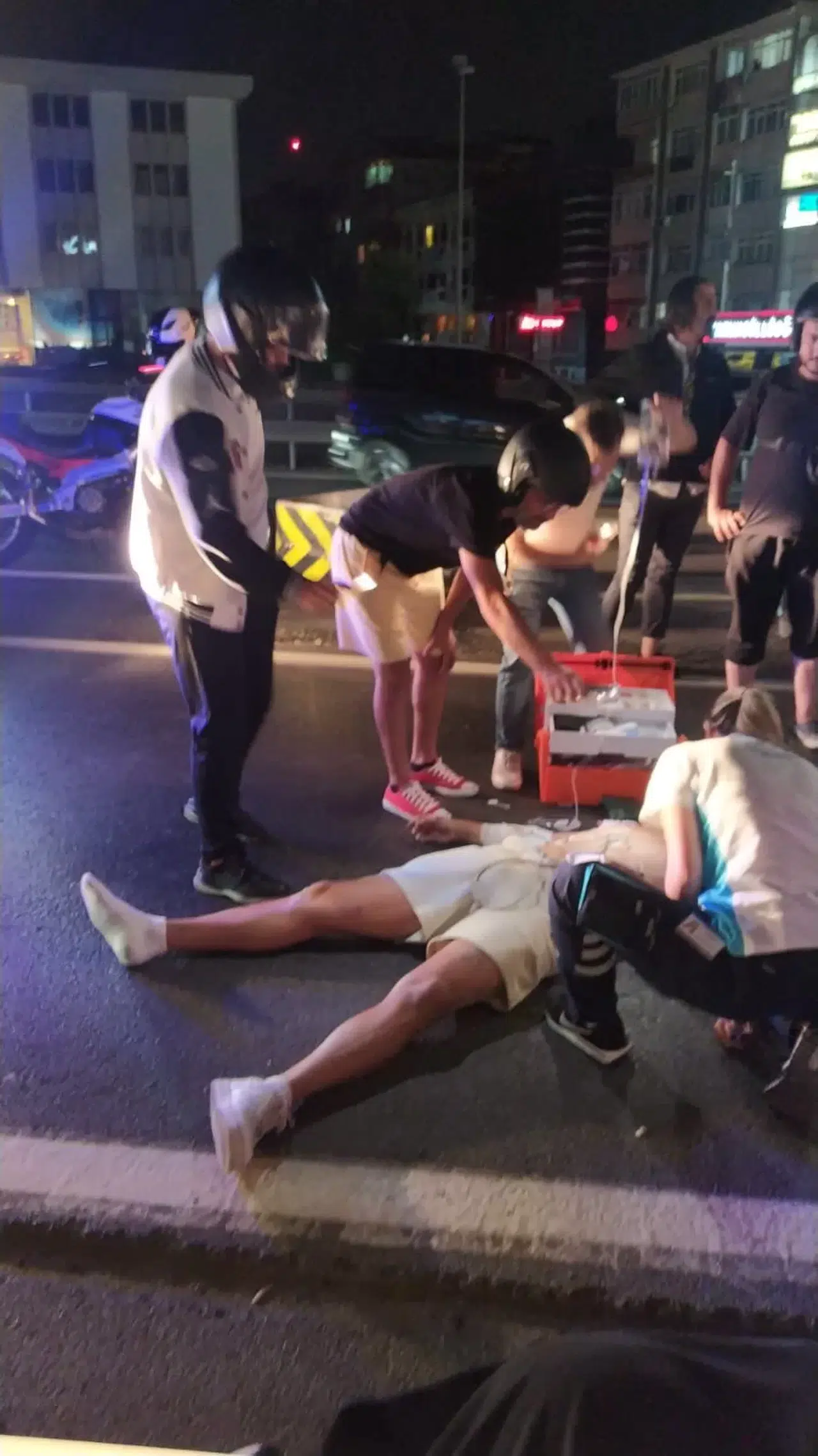 Motosiklet Kazası Yapan Çiftin Yardımına Yoldan Geçen Sıhhat Grupları Koştu