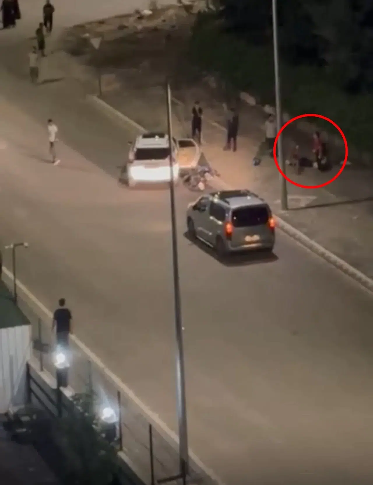 Önünü Kestiği Motosikletliyi ve Yanındaki Genç Kızı Tekraren Yumrukladı
