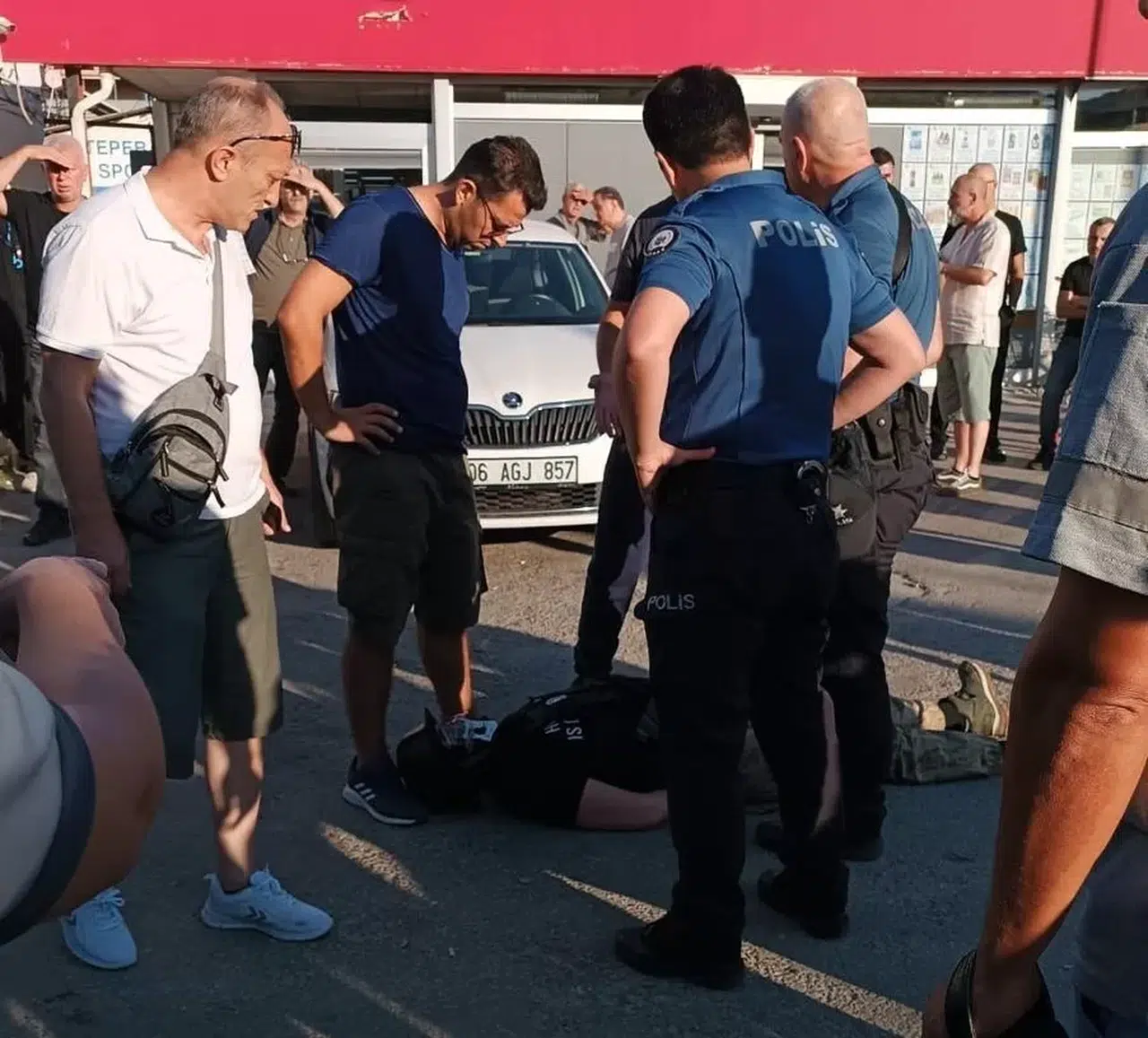 Oyun Karakteri Üzere Giyinerek Vatandaşlara Saldırdığı Anları Canlı Yayınla Paylaşmış