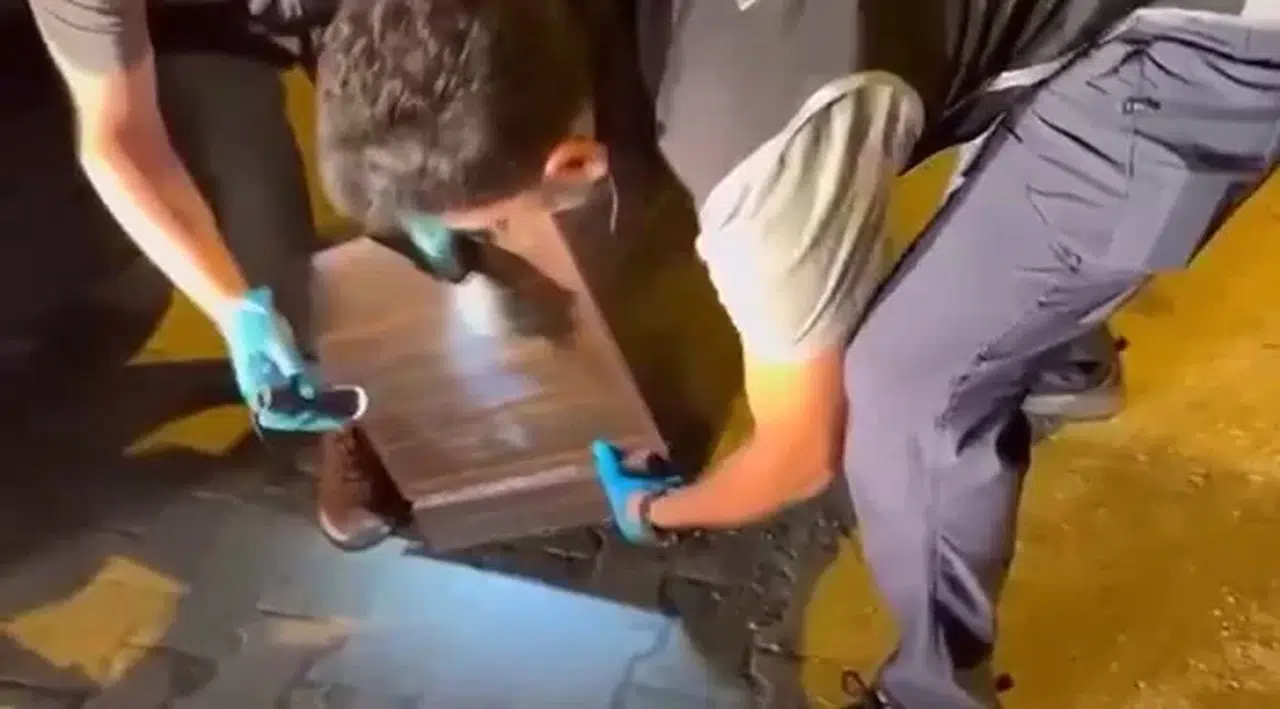 Özel Bölmelere Saklı Silah ve Tüfek Ele Geçirildi