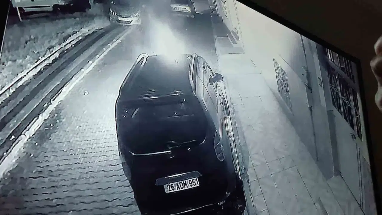 Park Halindeki Aracı Akaryakıt Dökerek Ateşe Verdiler... O Anlar Kamerada
