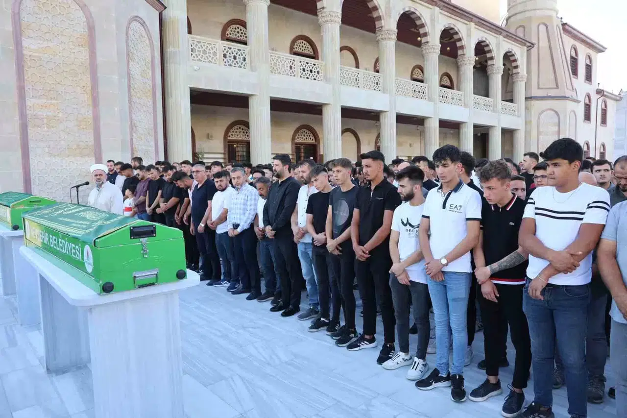 Poz Verdikleri Otomobilde Can Verdiler