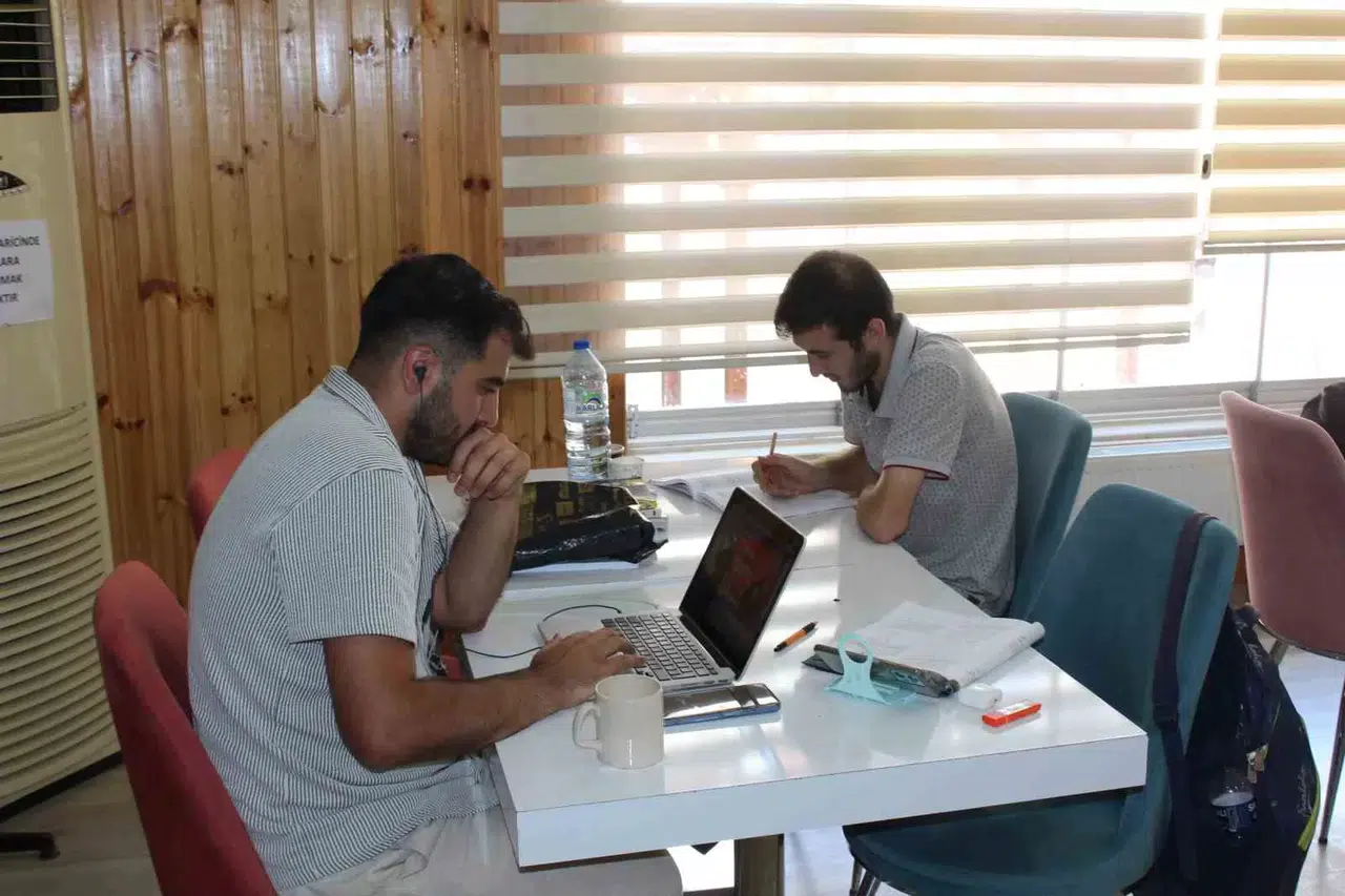 Siirt’te Öğrenciler Millet Kıraathanesi’nde İmtihanlara Hazırlanıyor