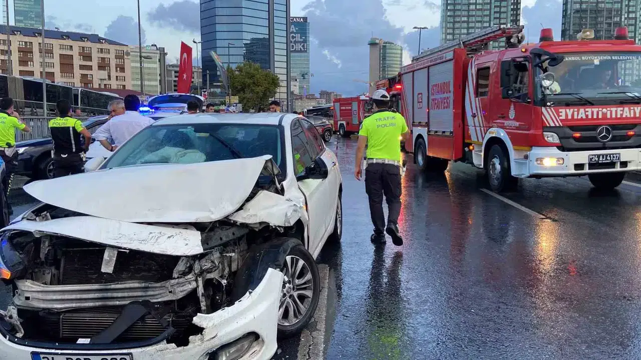 Şişli’de Araba İETT Otobüsüne Geriden Çarptı: 3 Yaralı