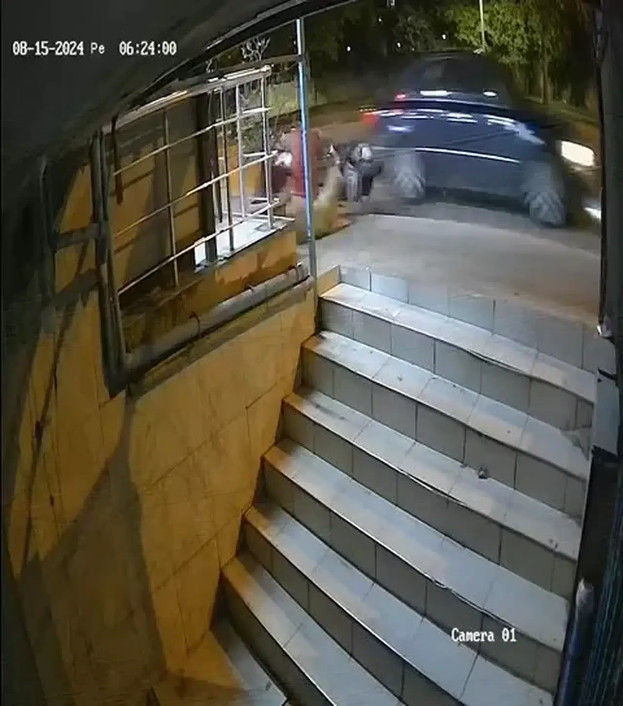Sultanbeyli’de Bir Arabanın Motosiklete Çarpması Sonucu Bir Köpek Öldü, O Anlar Kamerada