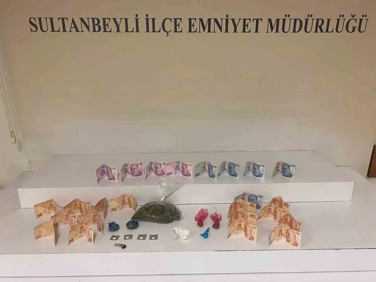 Sultanbeyli’de Uyuşturucu Operasyonu: 8 Kuşkulu Yakalandı