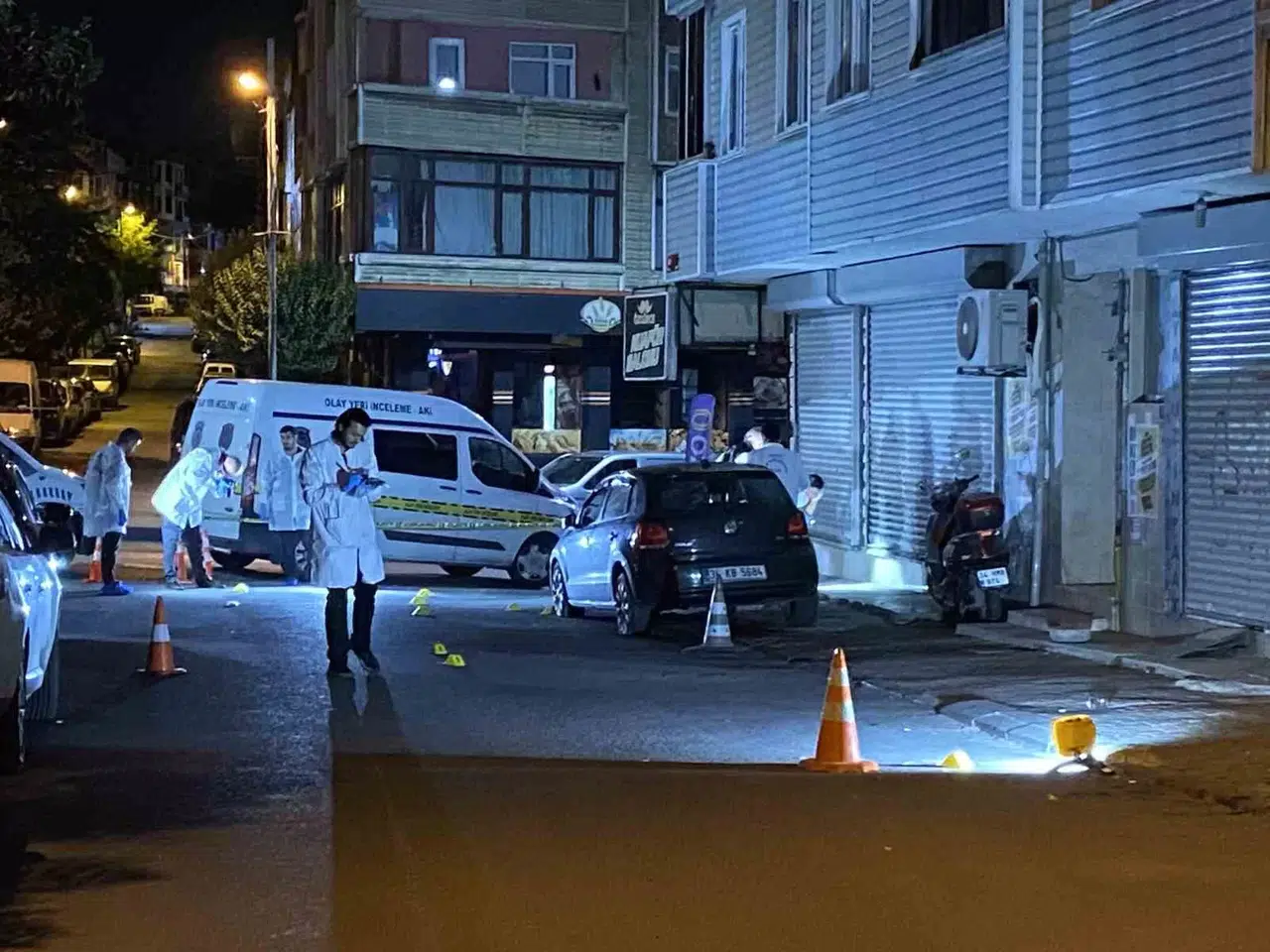 Sultangazi’de Olaylı Gece: Kuaföre Silah ve Patlayıcı Unsurla Saldırdılar