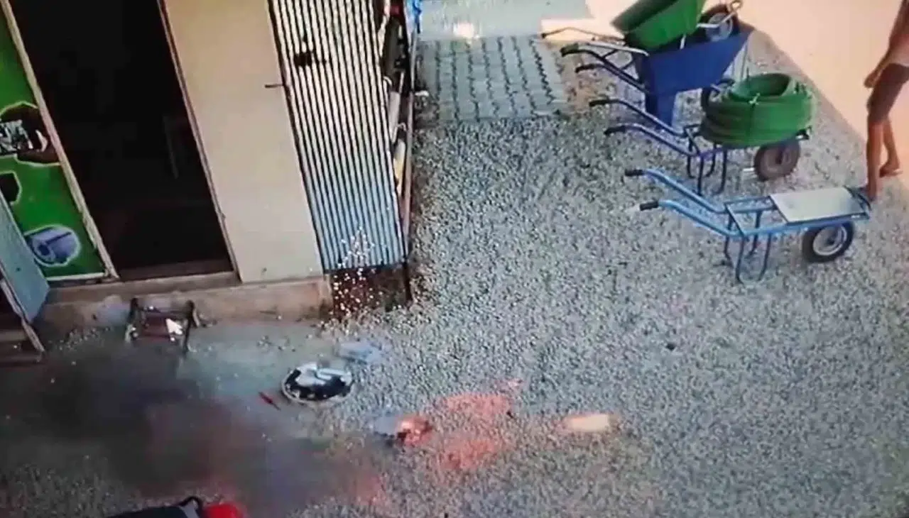 Tamircide Şarja Takılı Robot Süpürge Evvel Alev Aldı Sonra Bomba Üzere Patladı