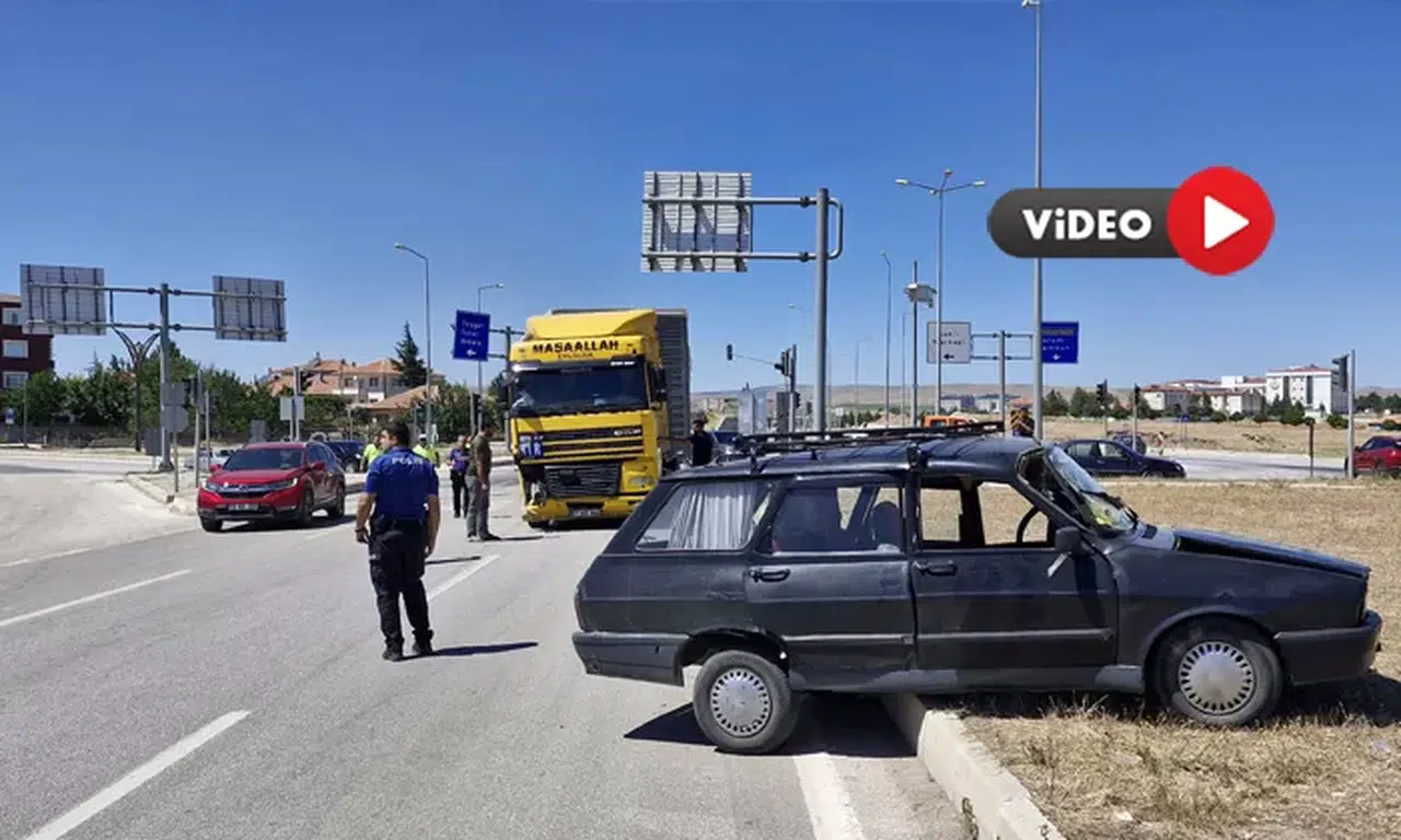 Tır'la Otomobil Çarpıştı, 50 Metre Sürüklendi