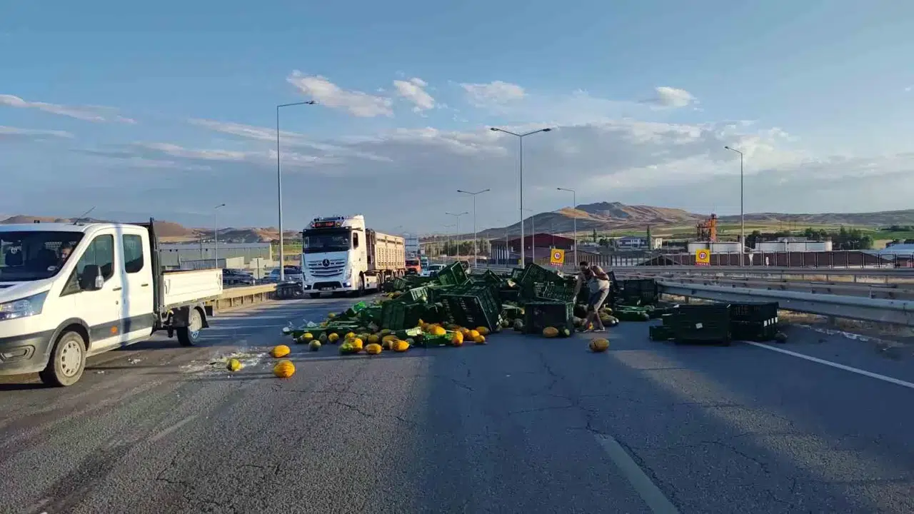 Tır Viraja Süratli Girdi: Yola Savrulan Tonlarca Kavun Kara Yolunu Kapattı