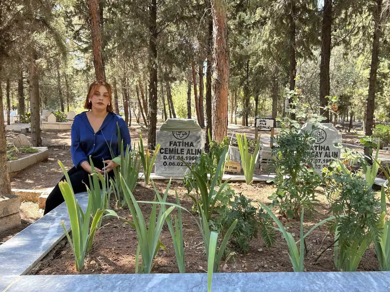 Türkiye’yi Duygulandıran Yüzüğü Bulamayan Depremzede Zehra Öğretmen, Annesinin Mezarı Başında Özür Diledi