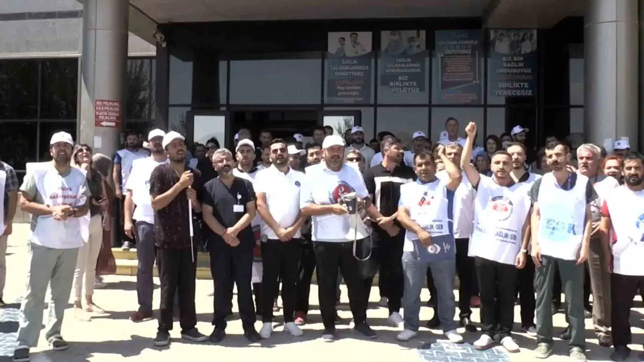 Van’da Vazifeli Hemşireye Darp Protesto Edildi