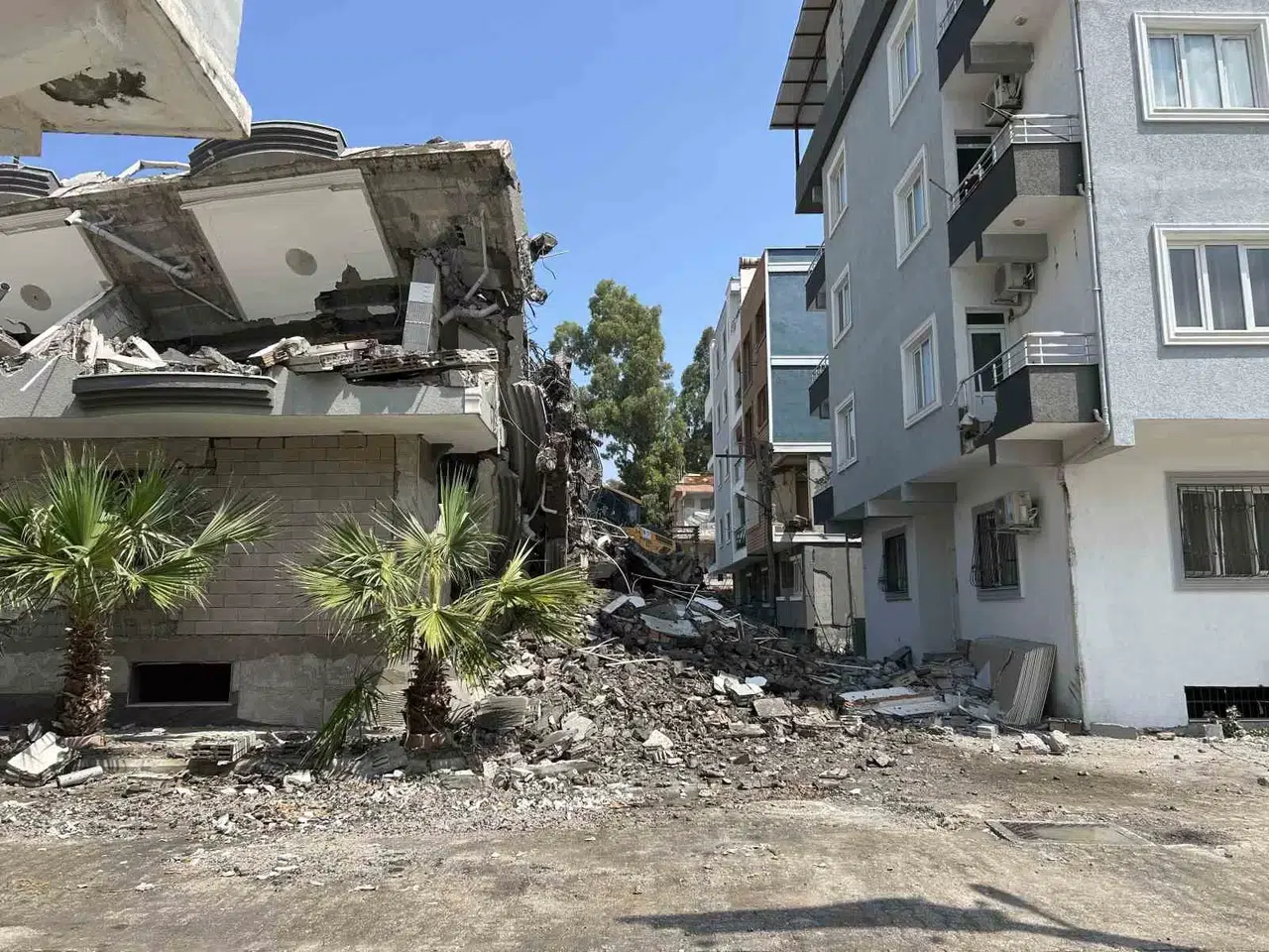 Yürekleri Ağza Getiren 5 Katlı Binanın Yıkımı Tamamlandı