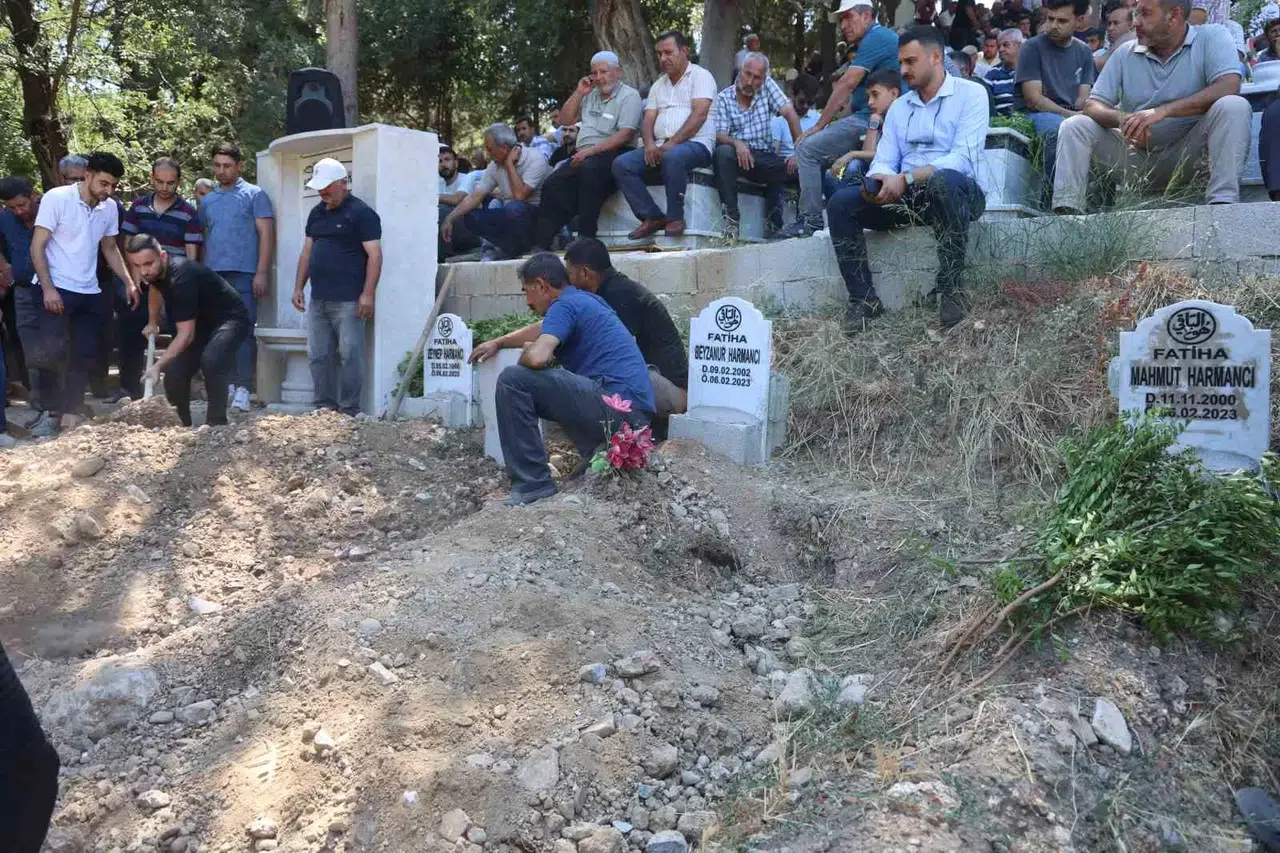 Zelzeleden Bu Yana Sürdürdüğü 18 Aylık Ömür Uğraşını Kaybeden Adam, Evlatları ve Eşinin Yanına Defnedildi