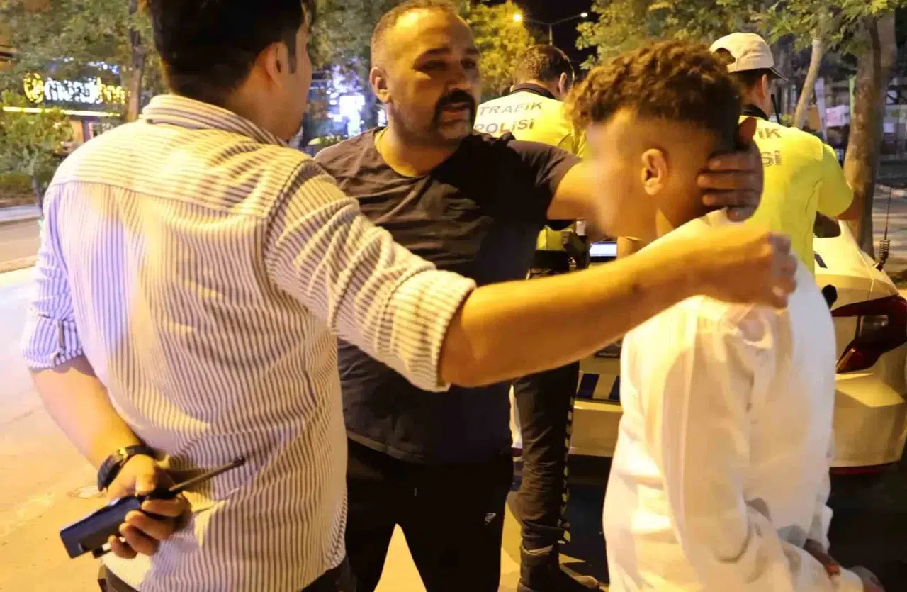 14 Yaşında Minibüs Kullanırken Polise Yakalandı: Evvel Ehliyetsiz Çocuğun, Sonra da Babasının Sözleri Şoke Etti