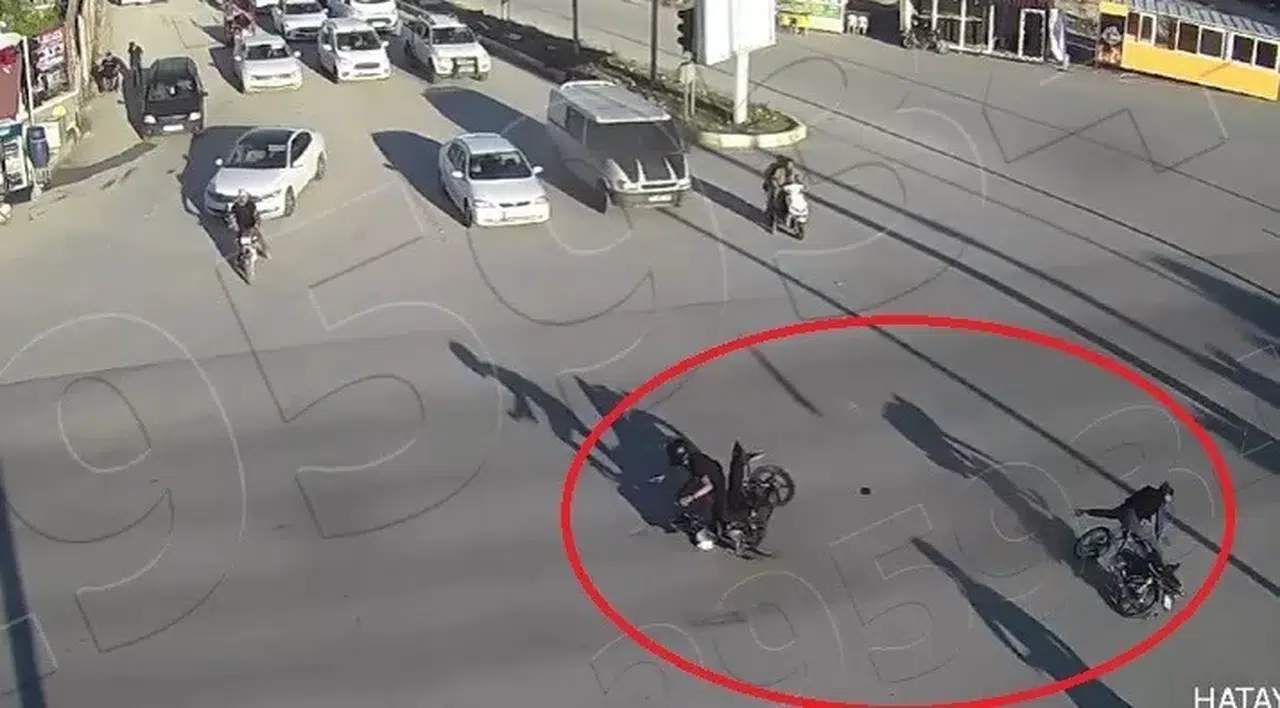 2 Motosiklet Şoförünün Çarpışmayla Savruldukları Anlar Kamerada