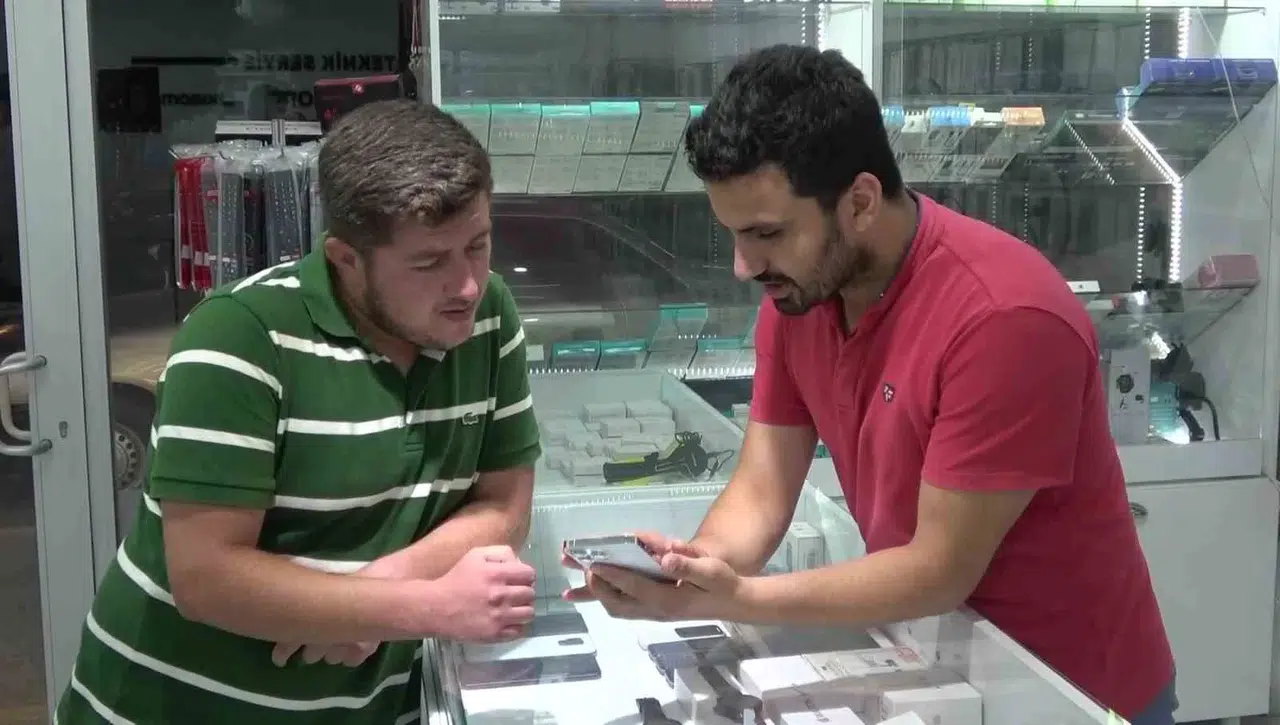 372 Gün Su Altında Kalan Telefonu Buldu, Tamir Edip Sahibine Teslim Etti