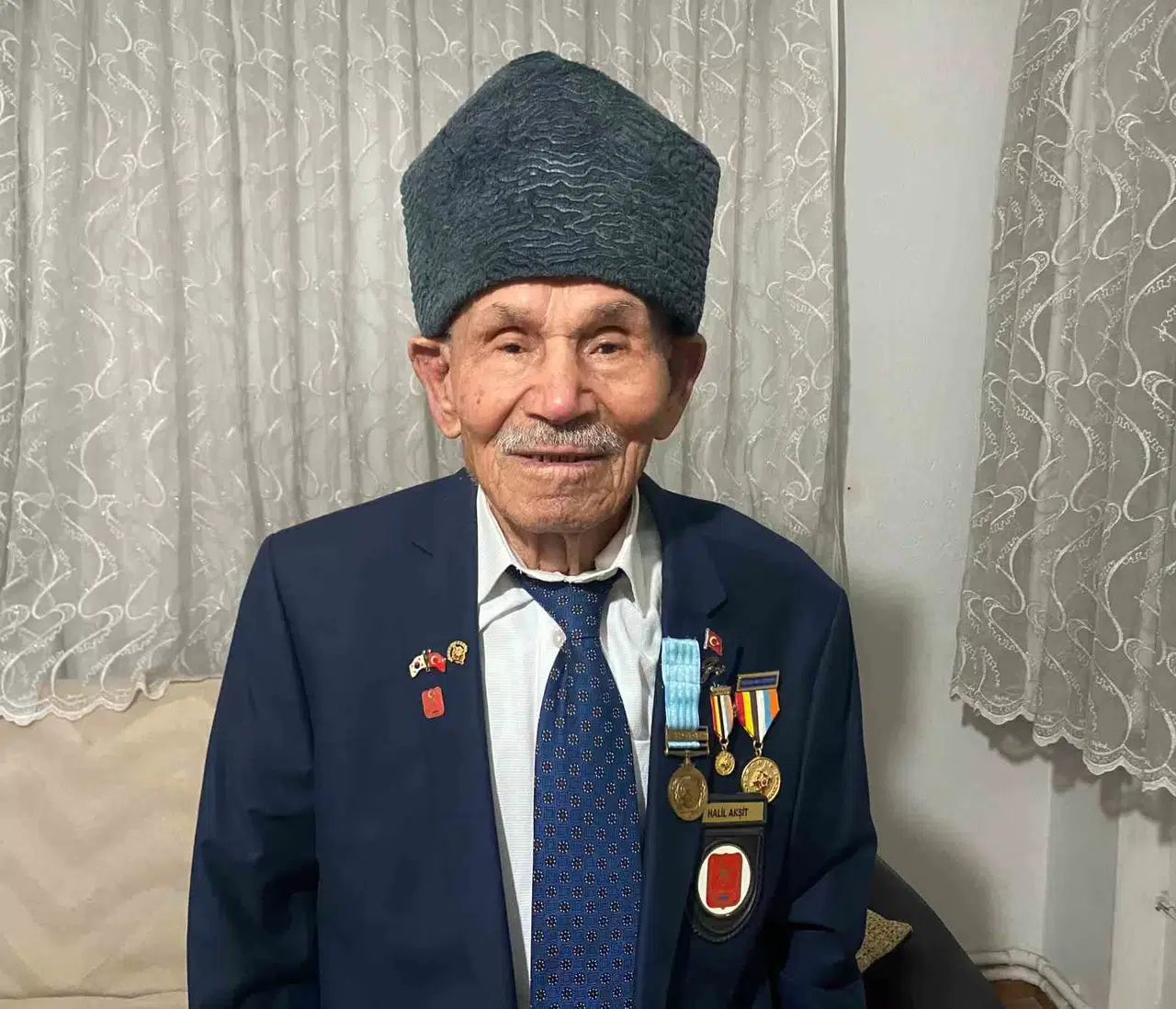 94 Yaşındaki Kore Gazisi Çalınan Silahı ve 74 Yıllık Anılarının Akabinde Gözyaşı Döktü
