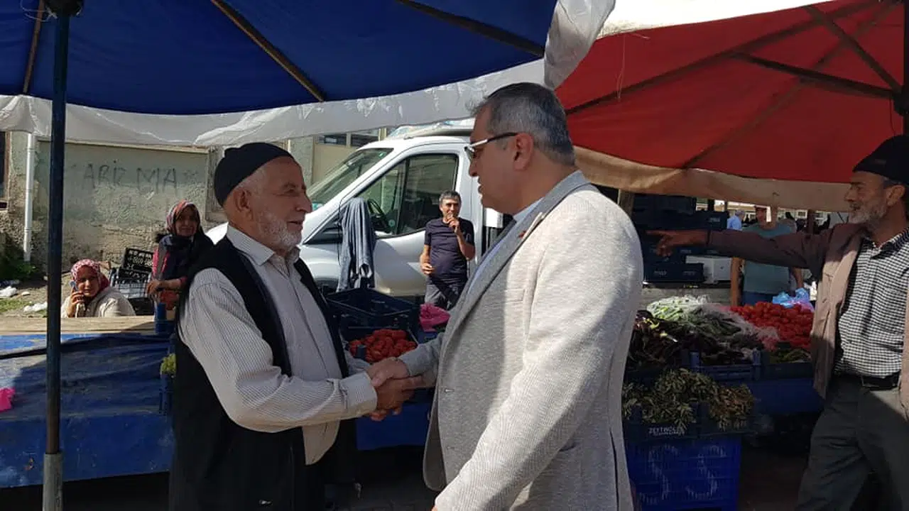 Başkan Ünlü, Pazarda Vatandaşları Dinledi