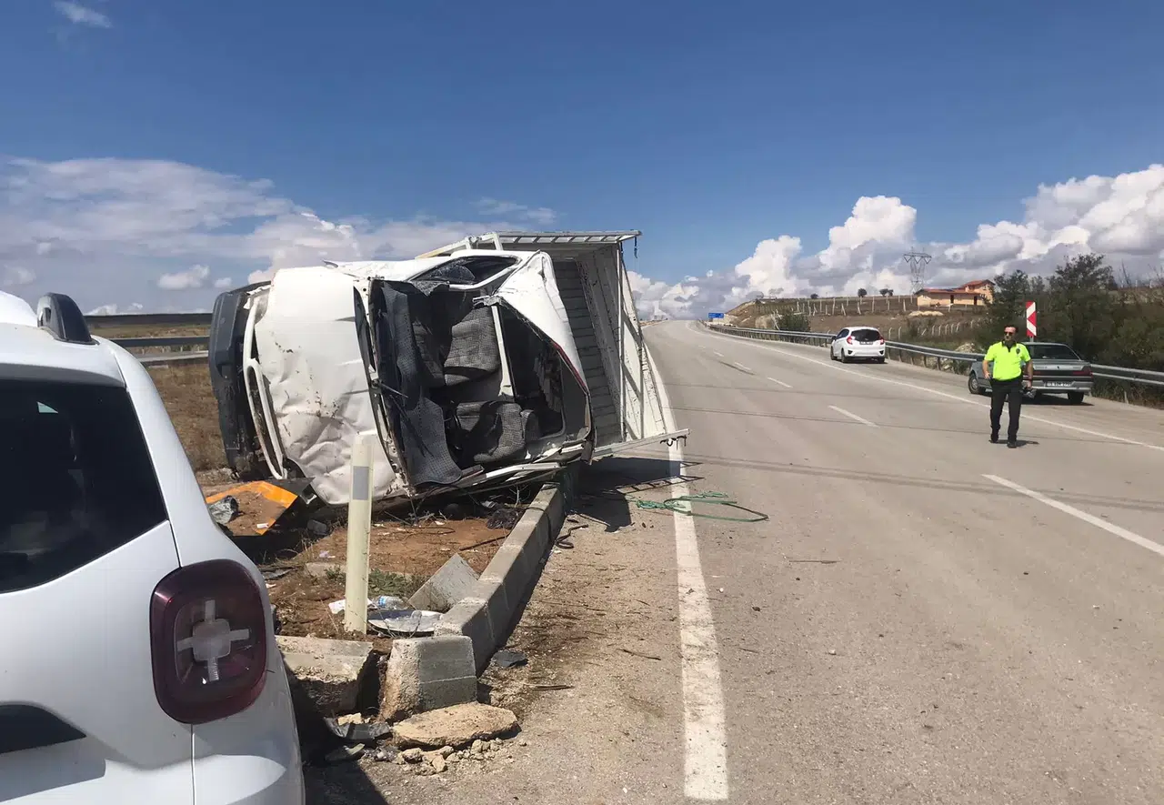 Cip ile Kamyonet Çarpıştı: 4 Yaralı