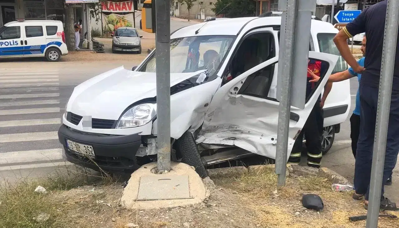 İki Araç Kavşakta Çarpıştı: Bir Yaralı