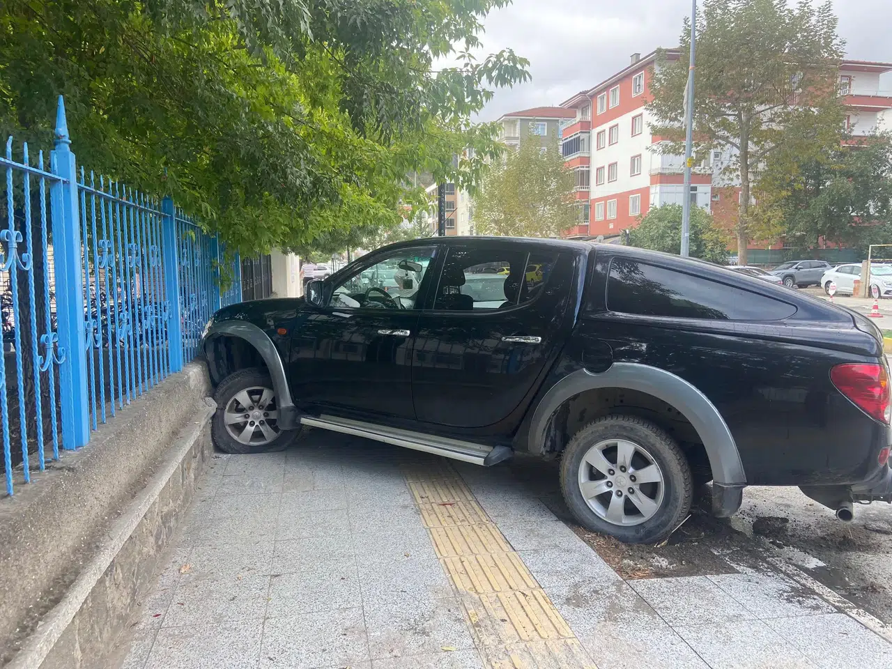 Kamyonet Okul Duvarına Çarptı