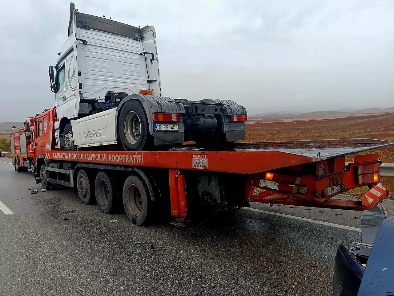 Otomobil Çekiciye Çarptı: Dört Yaralı