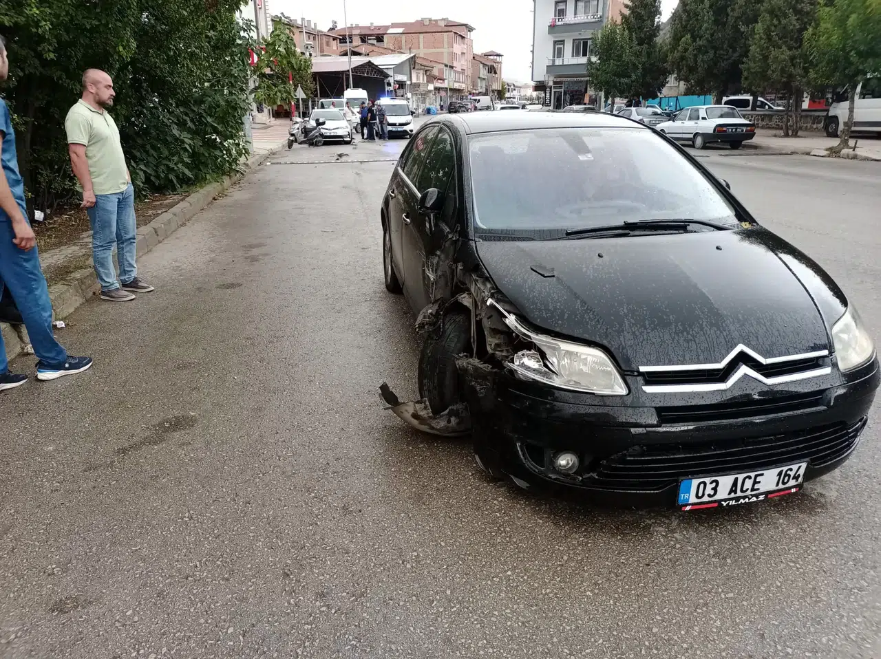 Otomobil, Park Halindeki İki Farklı Araca Çarptı