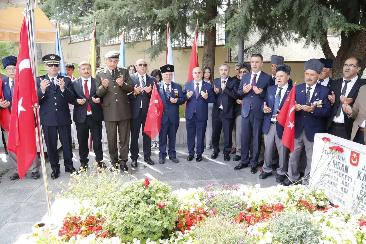 Şehitliğe Duygusal Ziyaret