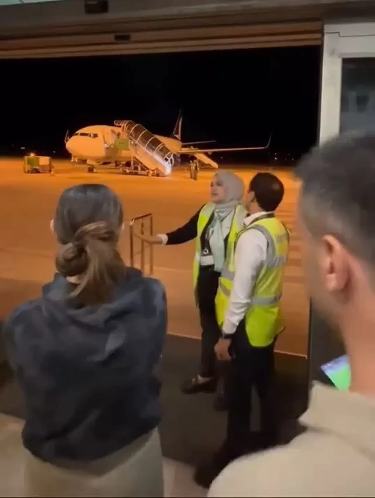 A Jet Pilotu "Uçuş Müddetim Doldu" Dedi, Mağdur Olan Yolcular İsyan Etti