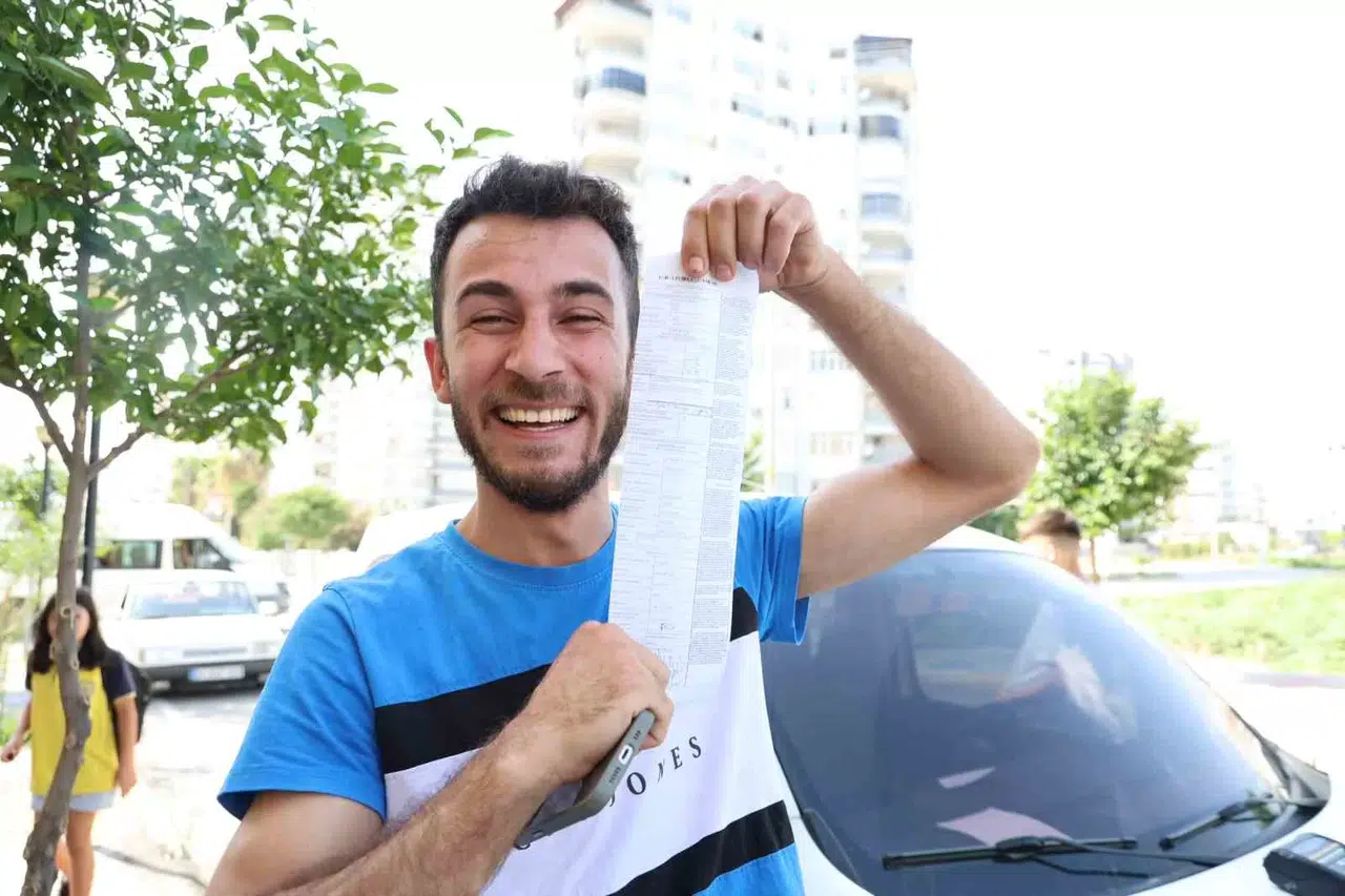 Adana’da Trafik Cezası Yiyen Şoför Ceza Makbuzuyla Hatıra Fotoğrafı Çektirdi