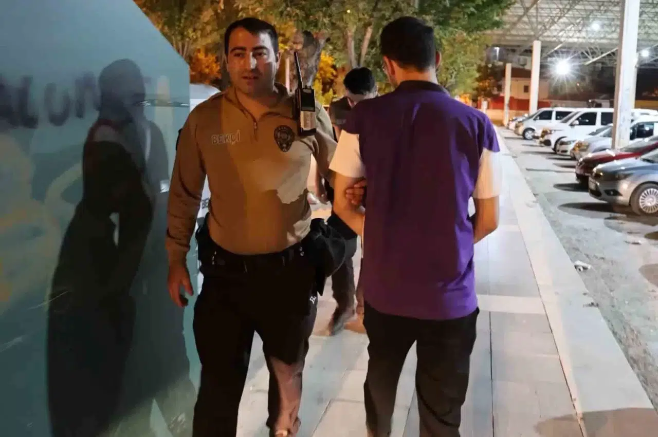 Aksaray’da Bir Farklı Gözaltı: Geri Geri Adımlayarak Götürüldü