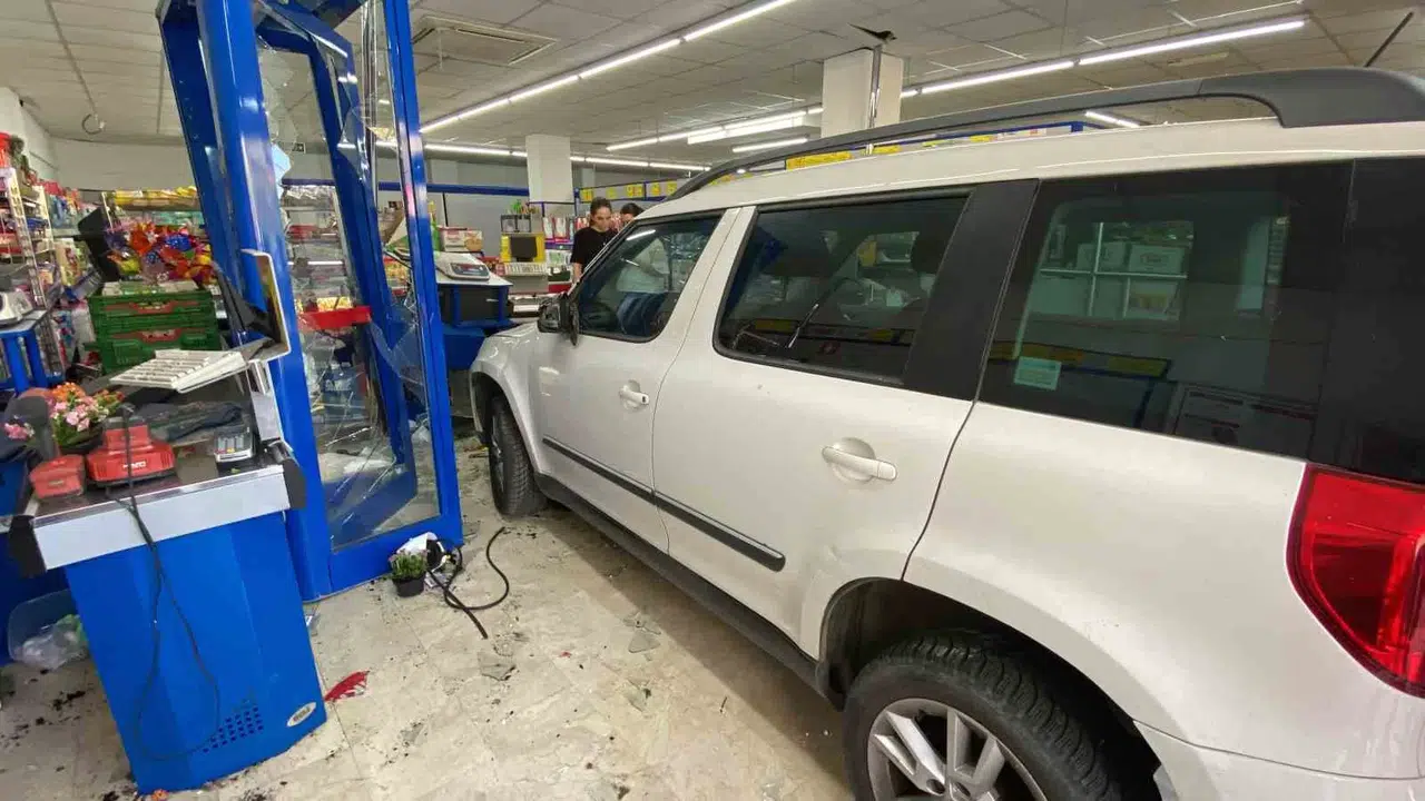 Araba Bim’e Daldı, Vatandaş Çekiliş Var Sandı