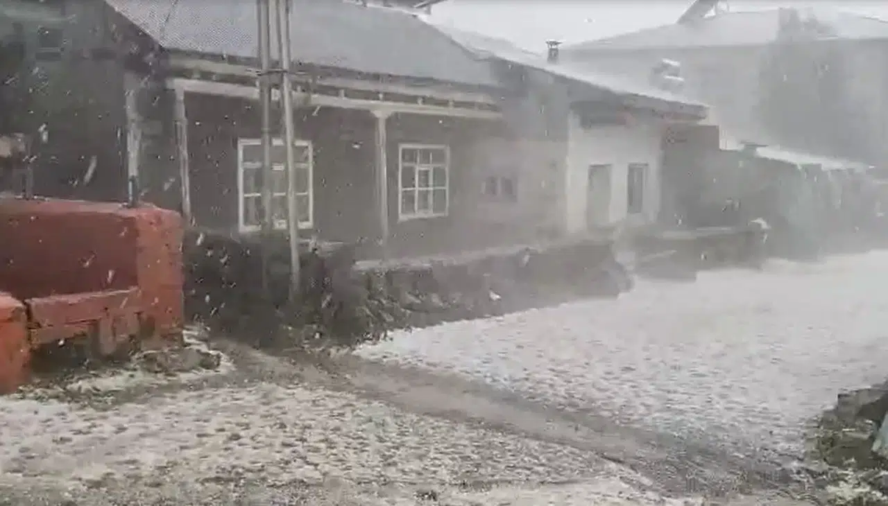 Ardahan’da Dolu Yağışı Sonrası Her Yer Beyaza Büründü