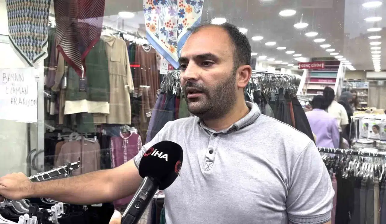 Arnavutköy’de Mağaza Önünde Sergilenen Eserleri Evvel Beğendi, Sonra Çaldı
