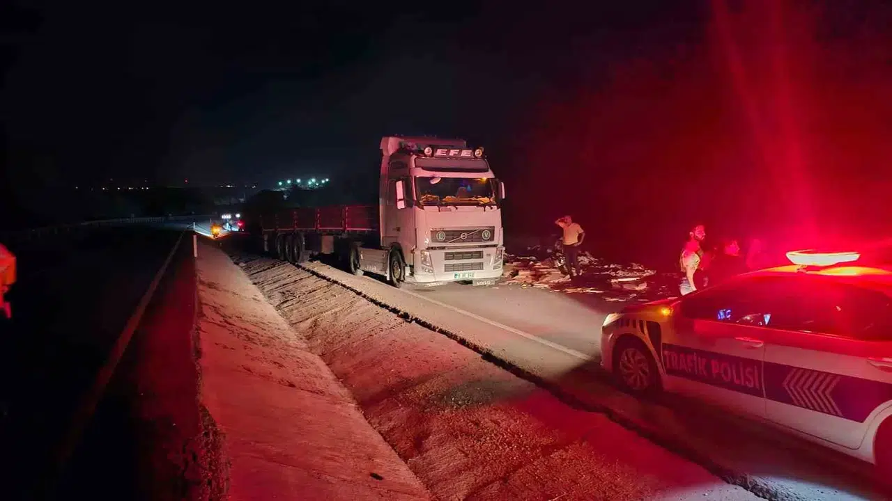 Bandırma’da Denetimden Çıkan Seramik Yüklü Tır Karşı Şeride Uçtu