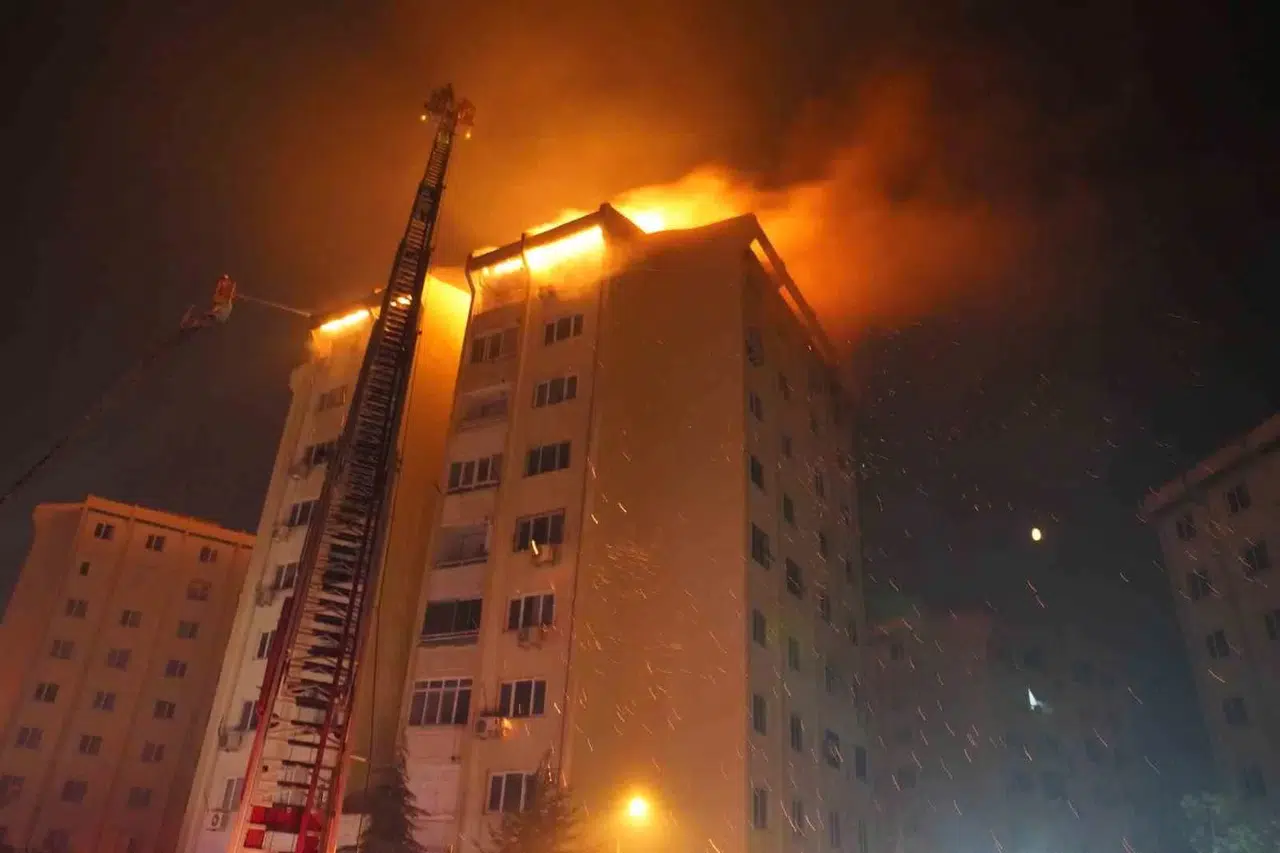 Büyük Yangında Ziyan Gören Manolya Apartmanı’nda Tamirat Çalışmaları Başladı