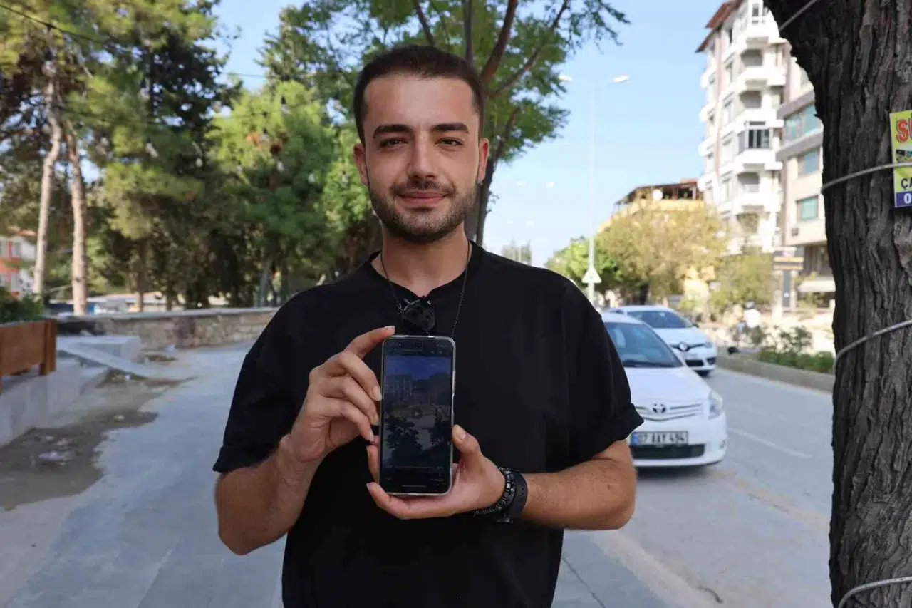 Cadde Ortasında Kucağında Keçiyle Yürüyen Yaşlı Bayan Tebessüm Ettirdi