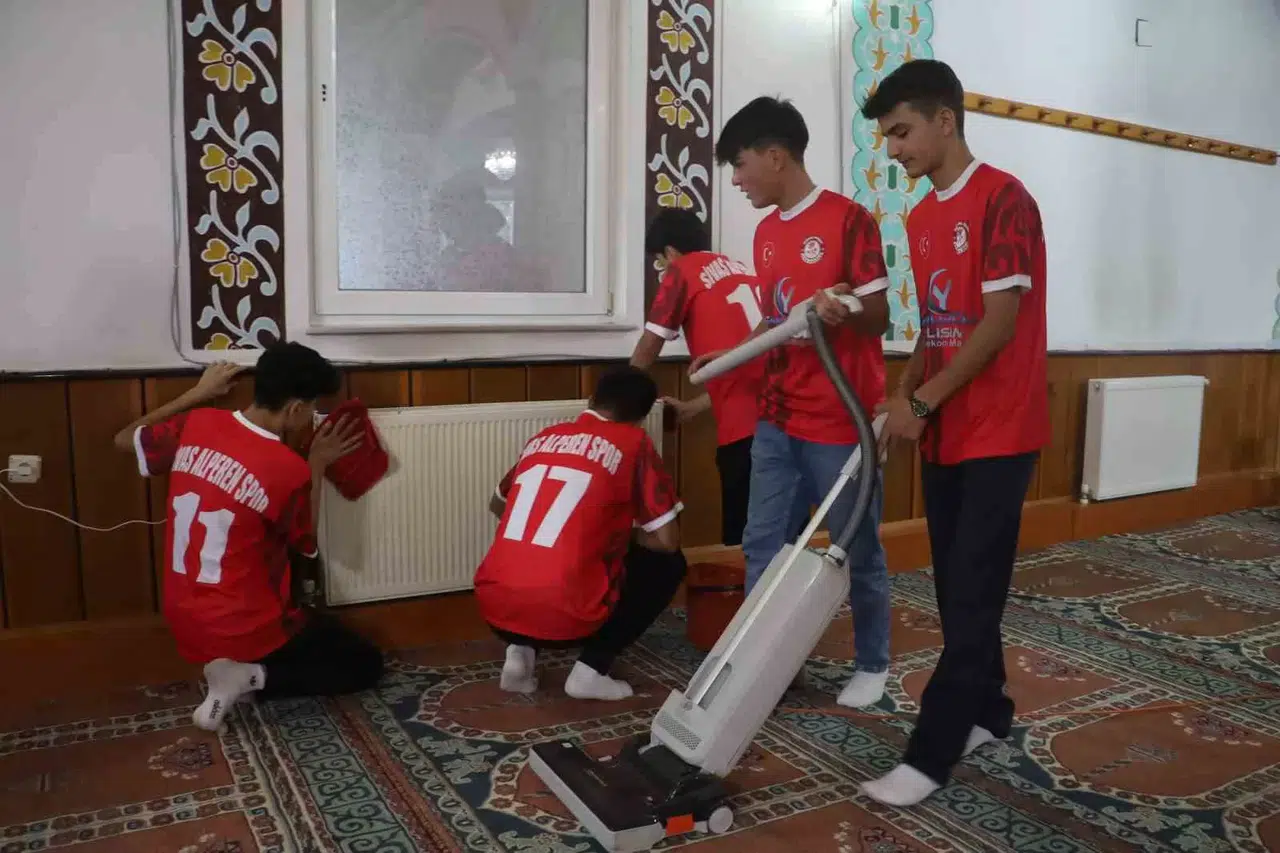 Cami Temizleyen Özdil, Sivaslı Genç Futbolculara Örnek Oldu