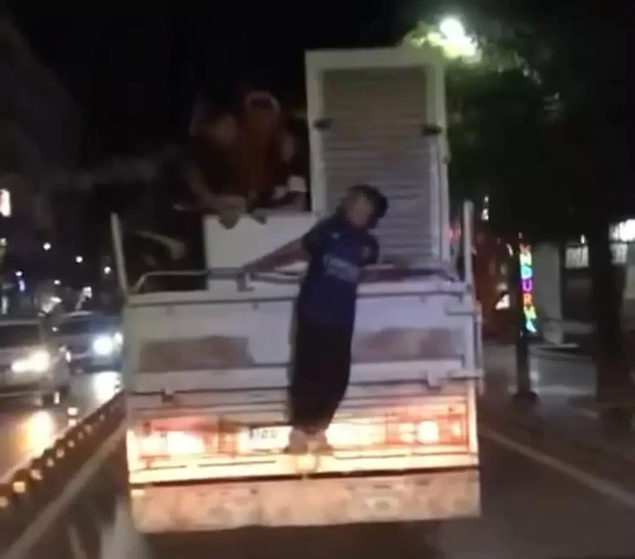 Çocukların Kamyonet Kasasında Tehlikeli Seyahati