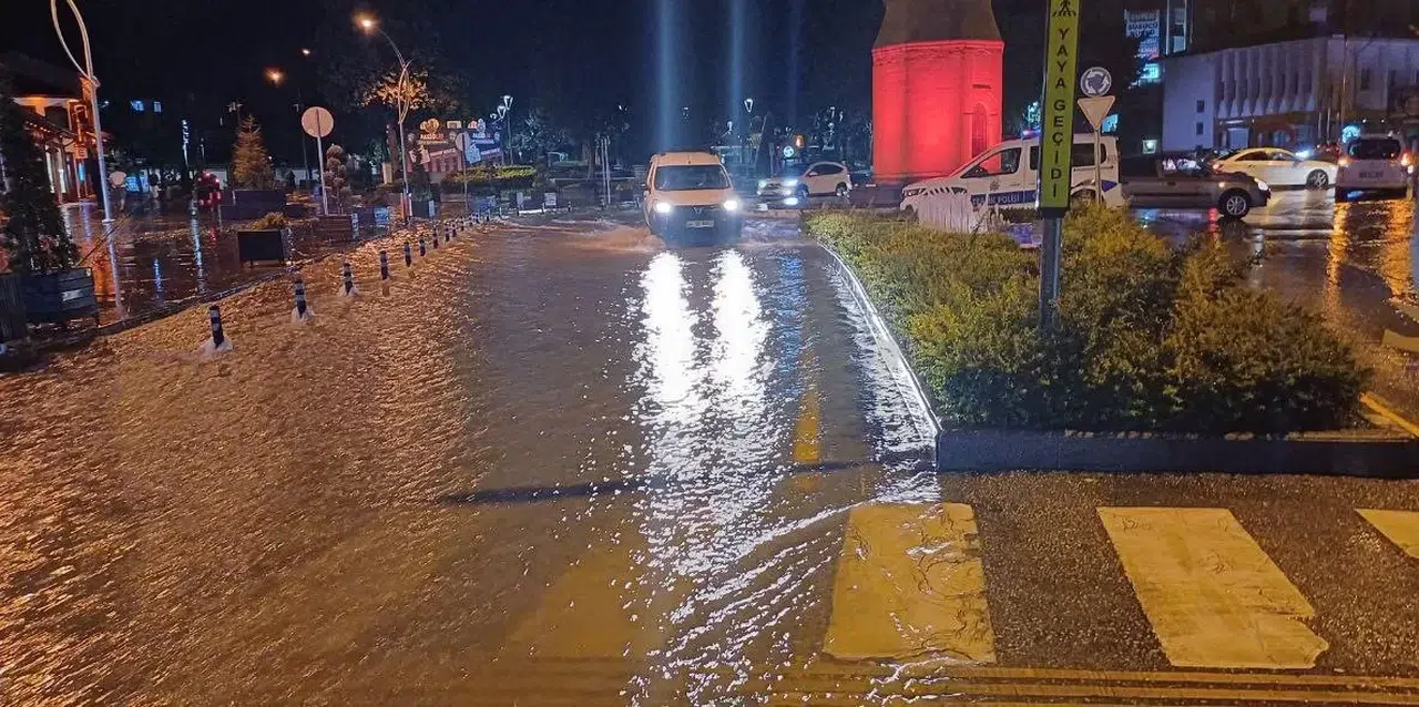 Çorum’da Sağanak Yağış Hayatı Felç Etti