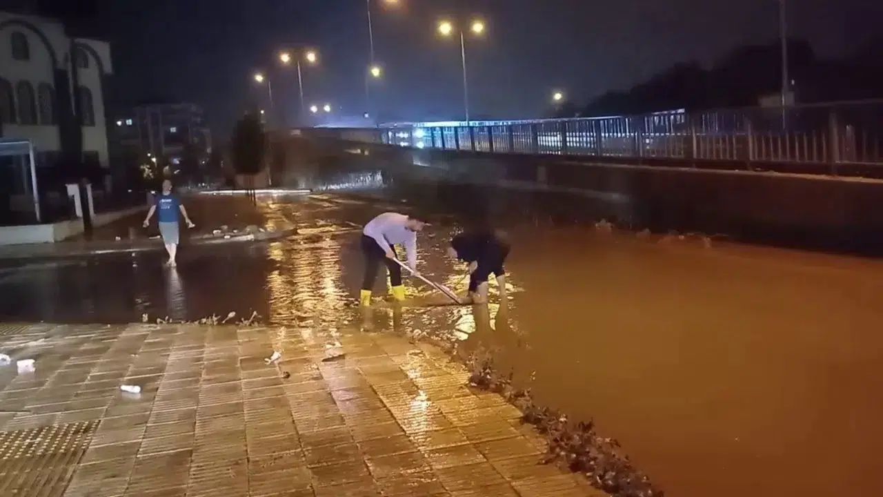 Çorum’da Sağanak Yağış Hayatı Olumsuz Etkiledi: Yollar Dereye Döndü, Konut ve İş Yerlerini Su Bastı